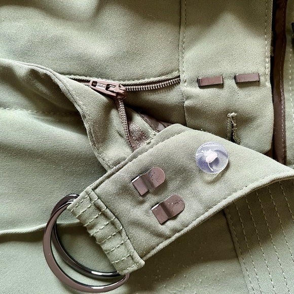 Banana Republic pants in a gorgeous green, super in fashion. - Picture 4 of 9